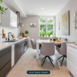 Moderne Küche mit Essbereich, hellen Wänden, Pflanzen und stilvollen Möbeln. Home Staging Beispiel.