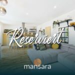 Helles Wohnzimmer mit moderner Einrichtung, großzügigem Sofa und offener Küche;