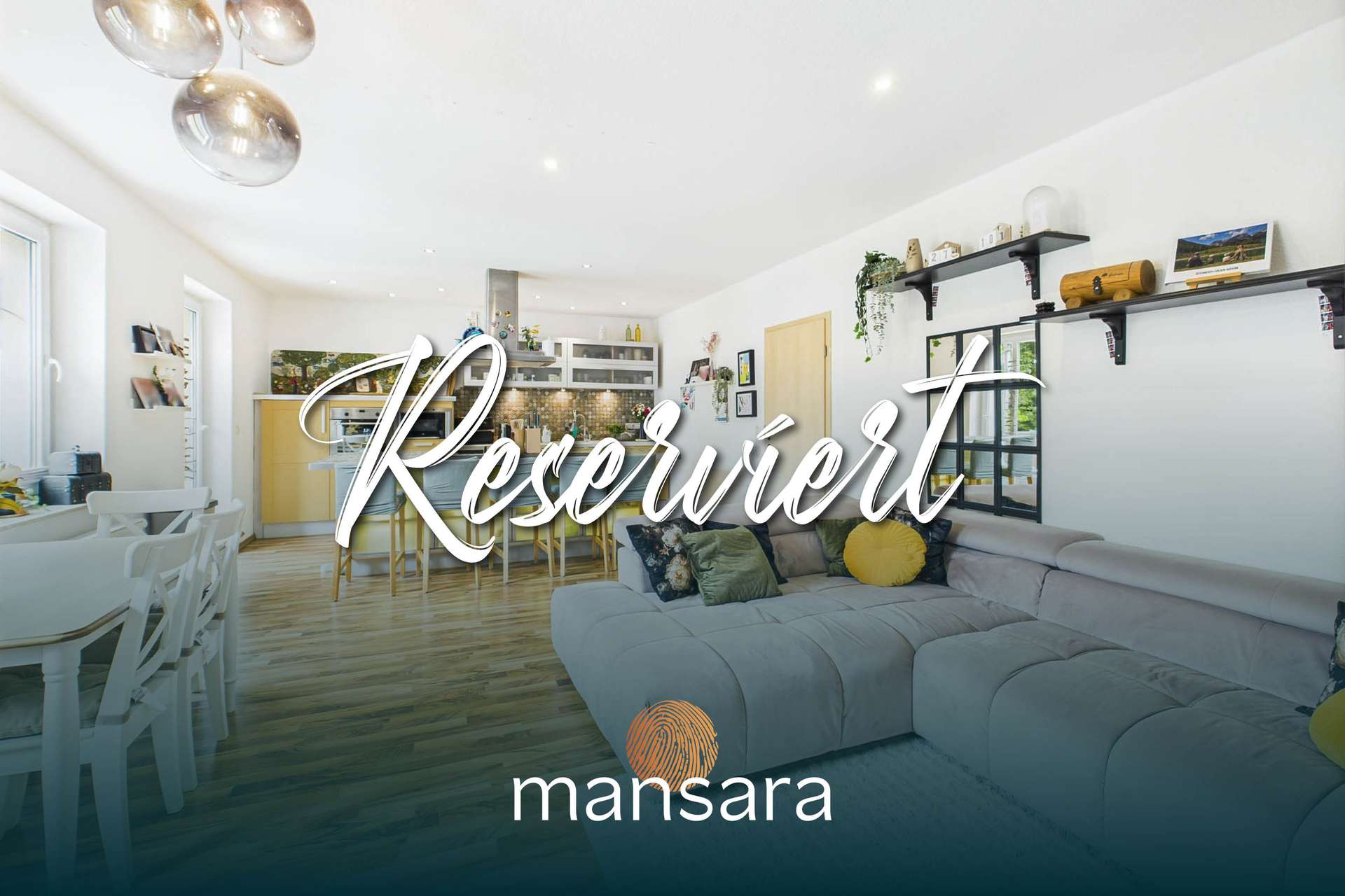 Helles Wohnzimmer mit moderner Einrichtung, großzügigem Sofa und offener Küche;