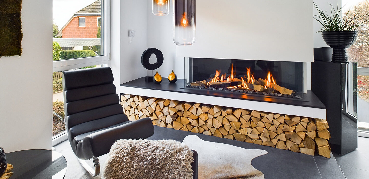 Moderne Wohnlandschaft mit einem Kamin, Holzlager, stilvollen Dekorationen und einem bequemen Sessel.