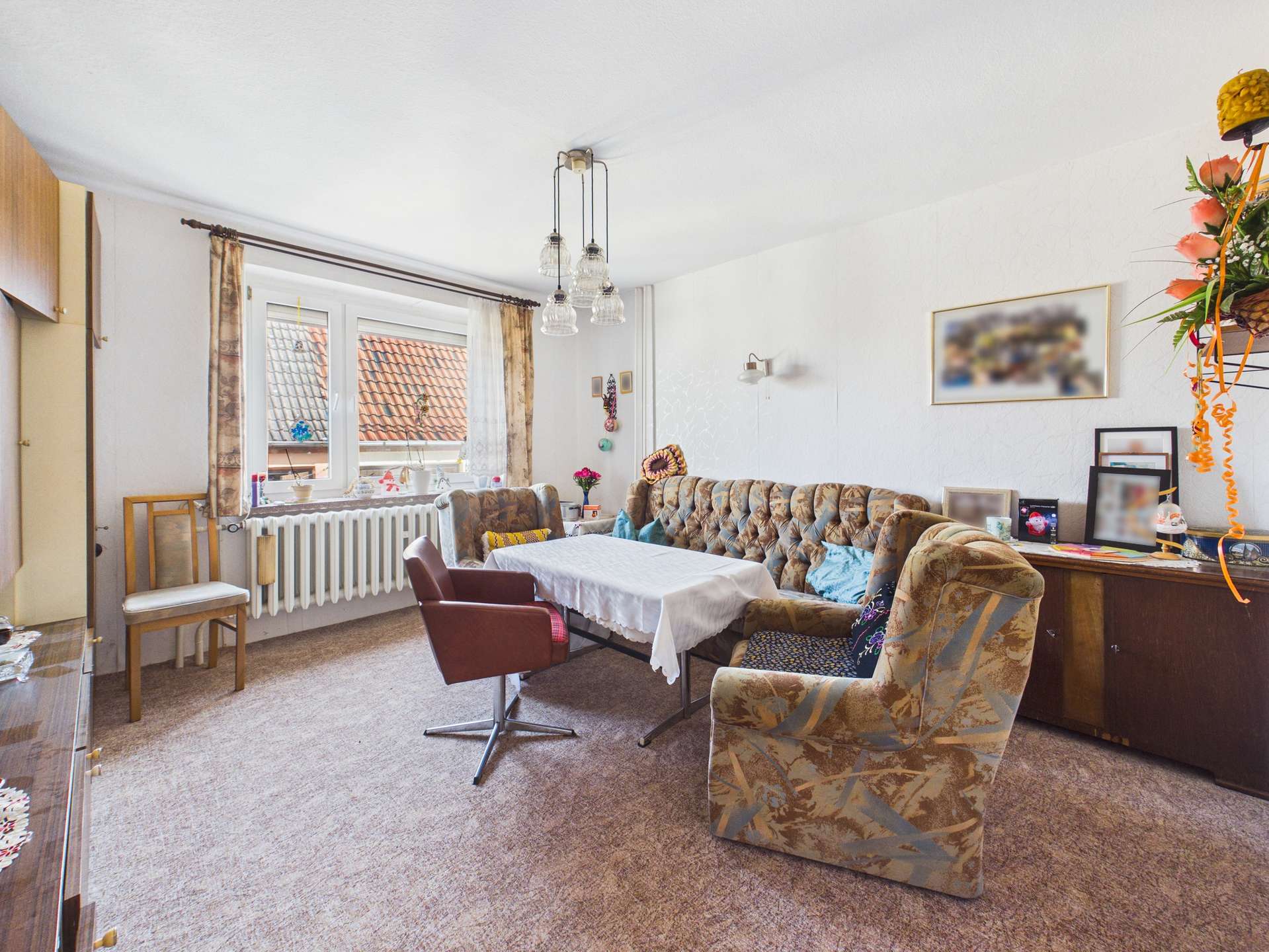Gemütliches Wohnzimmer mit einem Sofa, einem Tisch und Fenstern, die Tageslicht hereinlassen. Vintage-Dekor und Möbel.