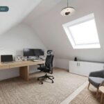 Helles, modernes Arbeitszimmer mit Schreibtisch, zwei Monitoren, Stuhl und gemütlicher Sitzecke unter einem Dachfenster.