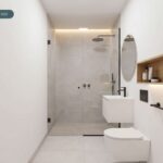 Modernes Badezimmer mit Dusche, runder Spiegelfläche, Wandregal und schlichten Sanitäranlagen.