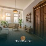 Helles Wohnzimmer mit Pflanzen, einer Couch und Holzregalen, dekoriert mit warmen Lichtakzenten.