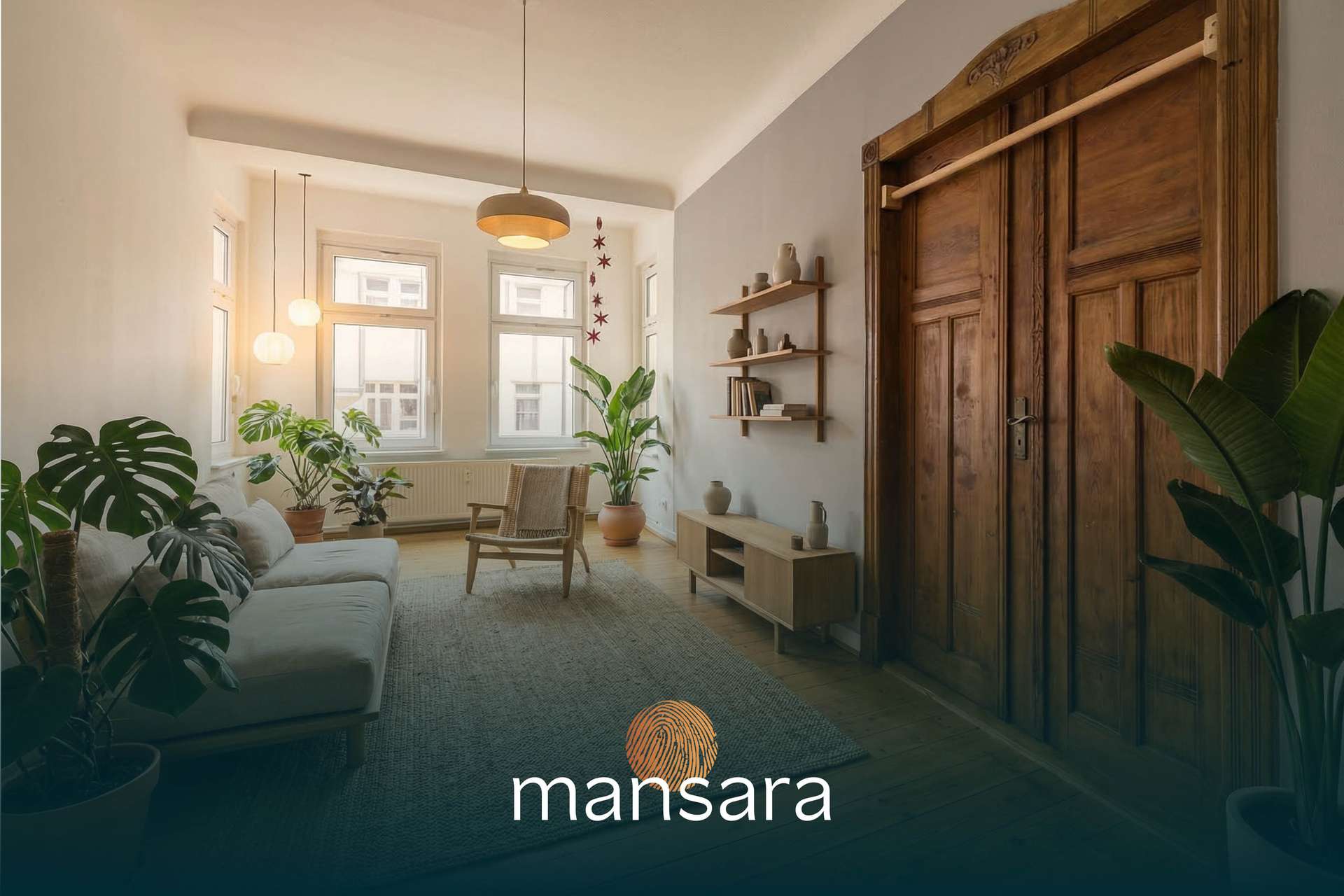 Helles Wohnzimmer mit Pflanzen, einer Couch und Holzregalen, dekoriert mit warmen Lichtakzenten.