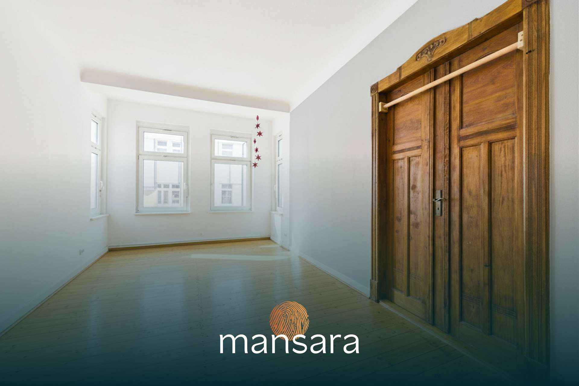 Heller Raum mit Holzfußboden und einer klassischen Holztür, weiße Wände und große Fenster.