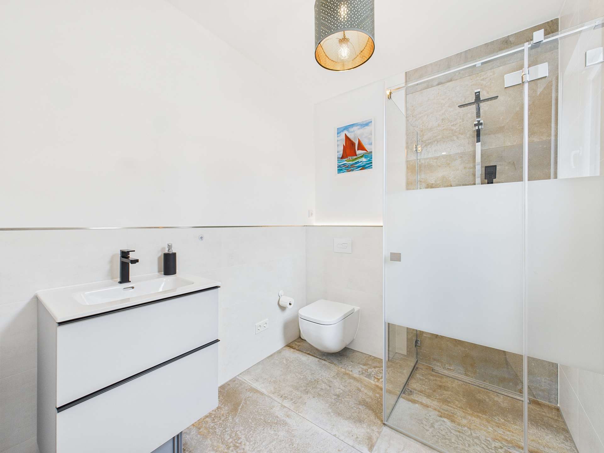 Modernes Badezimmer mit Dusche, Waschbecken, WC und Kunstwerk an der Wand. Helle, elegante Gestaltung.