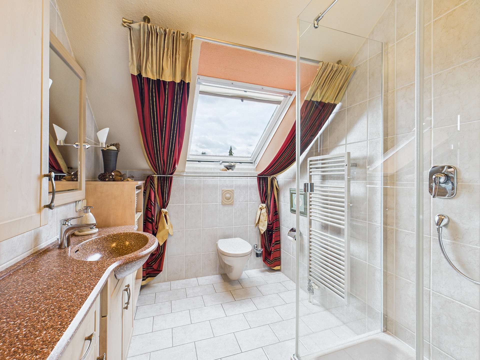 Modernes Badezimmer mit Dusche, Waschbecken und Fenster, umgeben von eleganten Vorhängen in Rot- und Goldtönen.