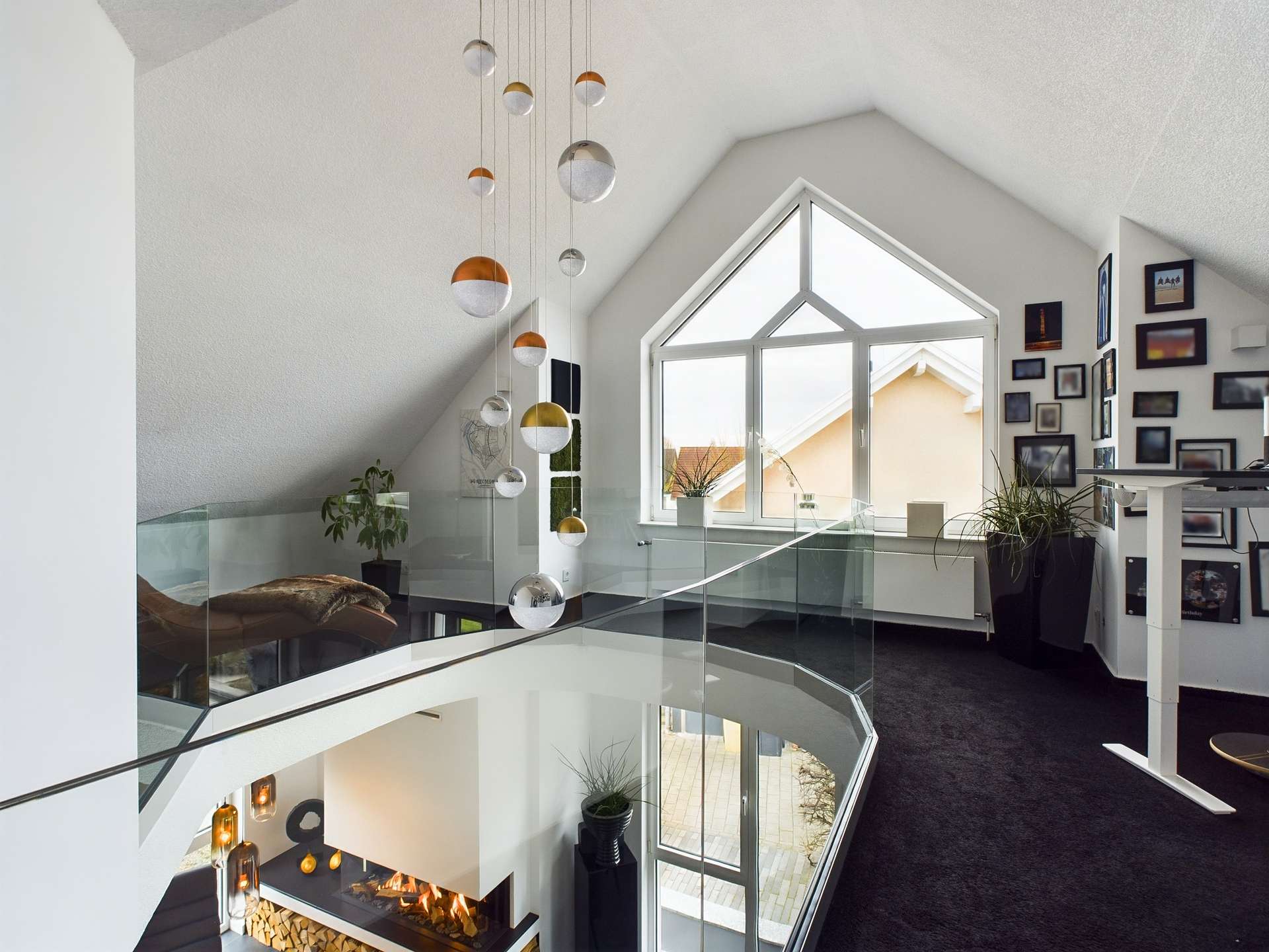 Moderne Wohnlandschaft mit großen Fenstern, Glaskonstruktion und stilvollen Dekorationselementen.
