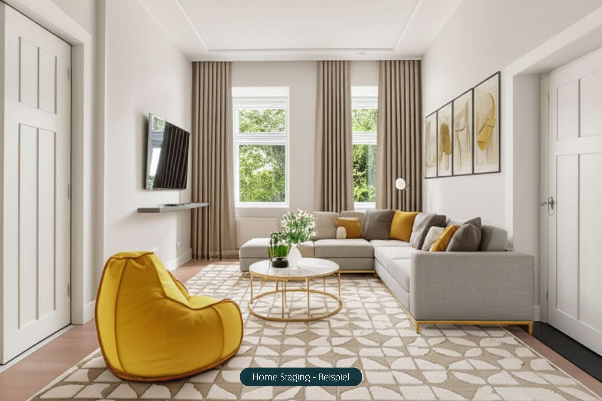 Helles Wohnzimmer mit beigem Sofa, gelben Kissen, runder Tisch und gemütlichem Sessel auf einem gemusterten Teppich.