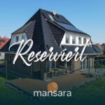 Modernes Haus mit Solarpanelen, reserviert, umgeben von einem gepflegten Garten und einer Terrasse.