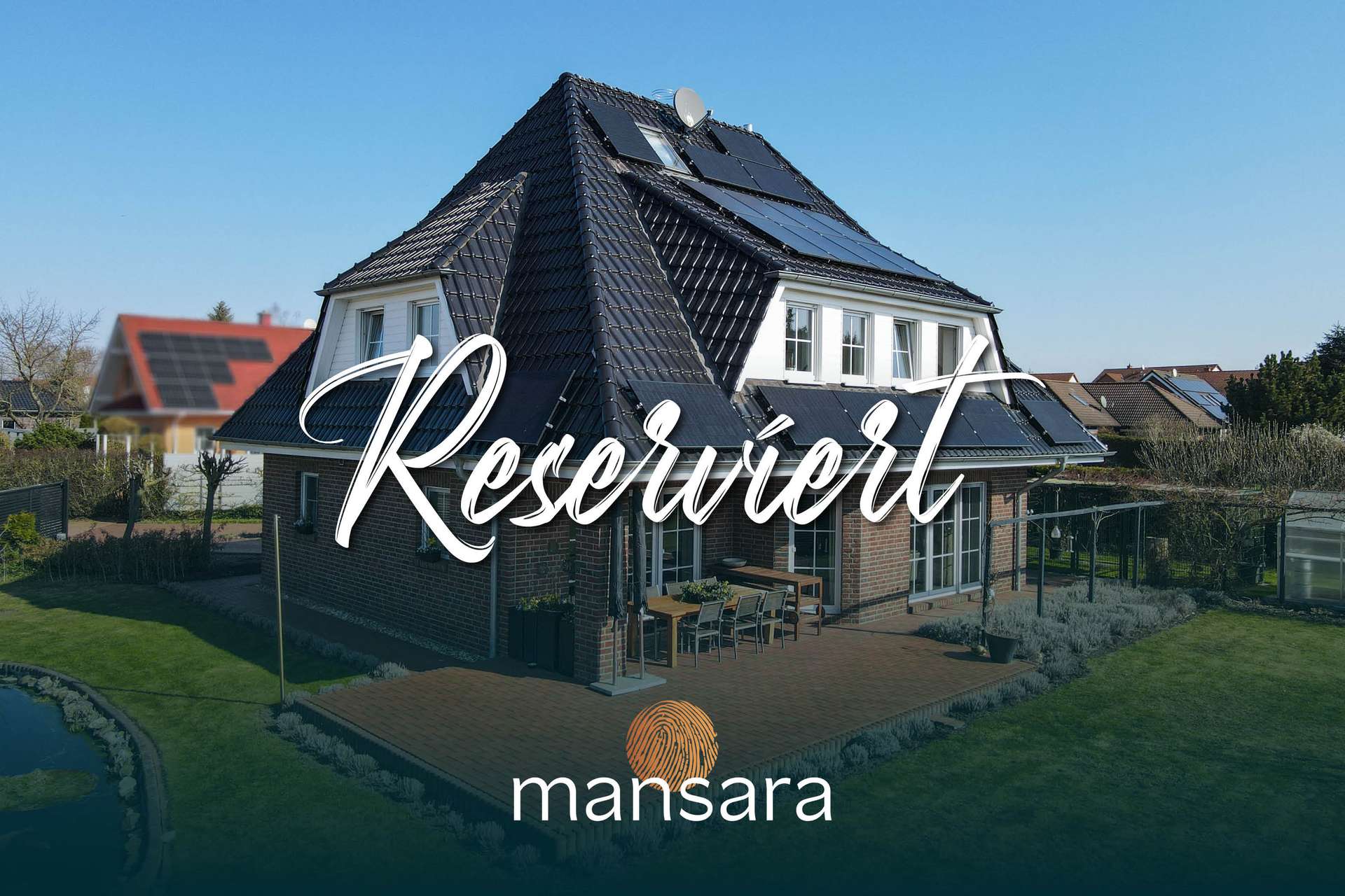 Modernes Haus mit Solarpanelen, reserviert, umgeben von einem gepflegten Garten und einer Terrasse.