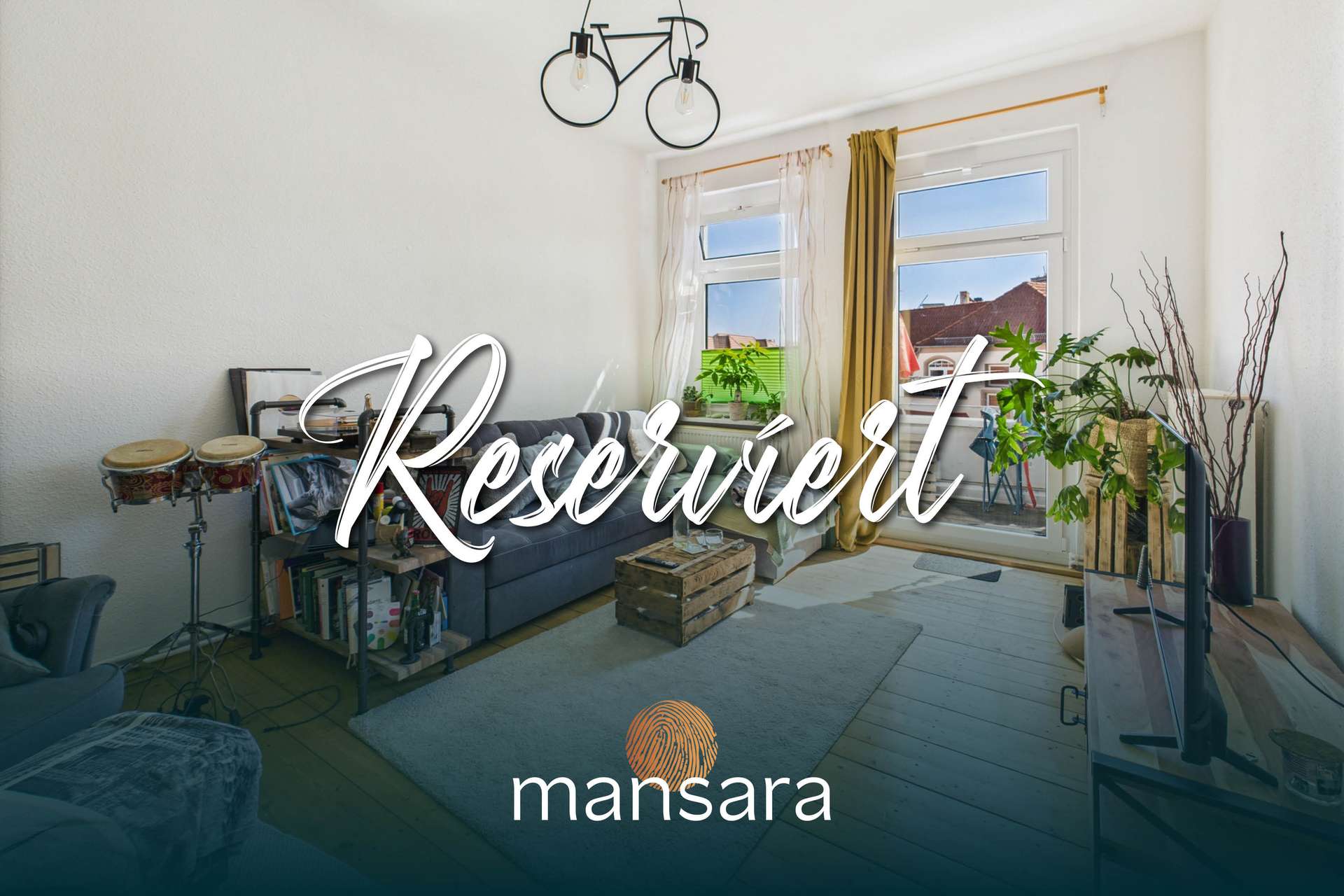 Helles Wohnzimmer mit Sofa, Pflanzen und Fenster, gekennzeichnet mit