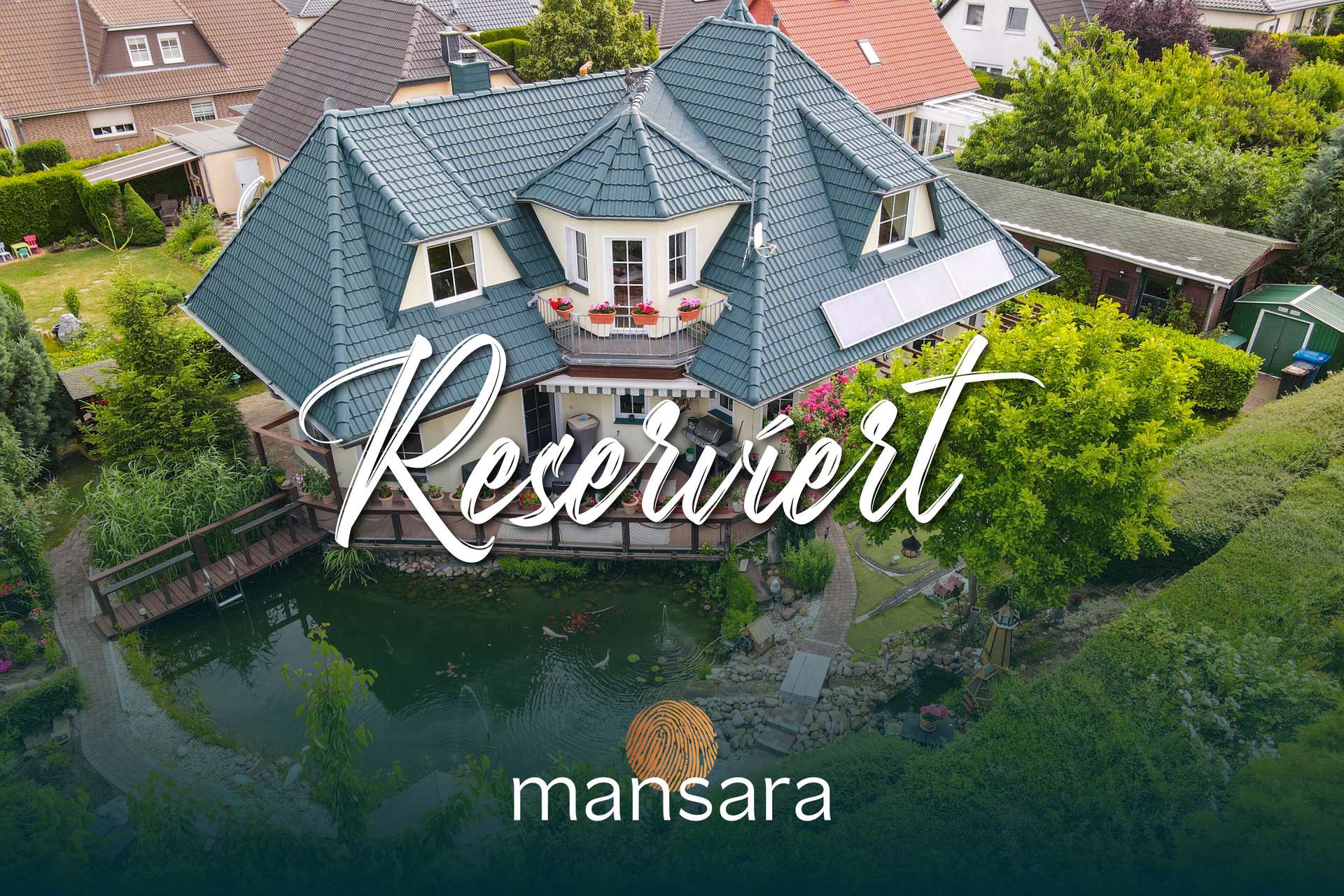 Ein modernes, reserviertes Haus mit Dachterrasse, umgeben von Grün und Wasser, in einer ruhigen Wohngegend.