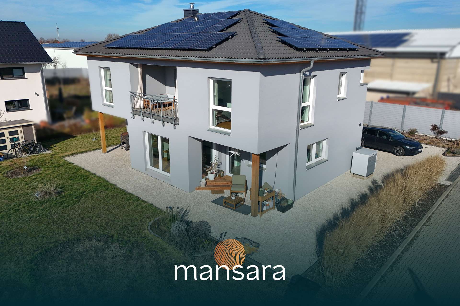 Moderne, zweigeschossige Wohnhaus mit Solarpanelen, umgeben von Garten und Parkplatz.