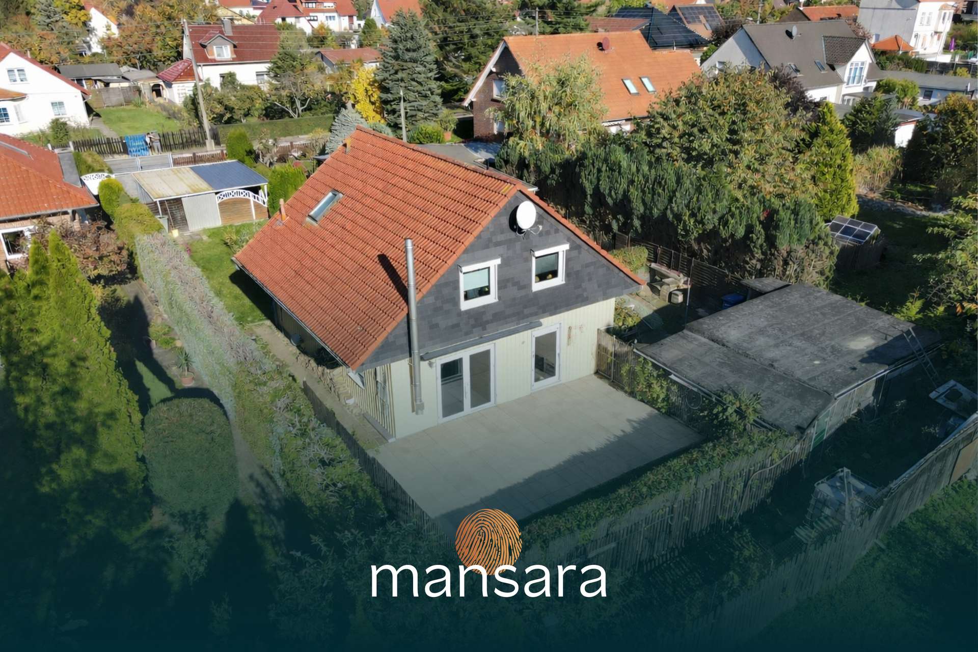 Moderne Wohnimmobilie mit rotem Satteldach und Terrasse, umgeben von Garten und Nachbarhäusern.