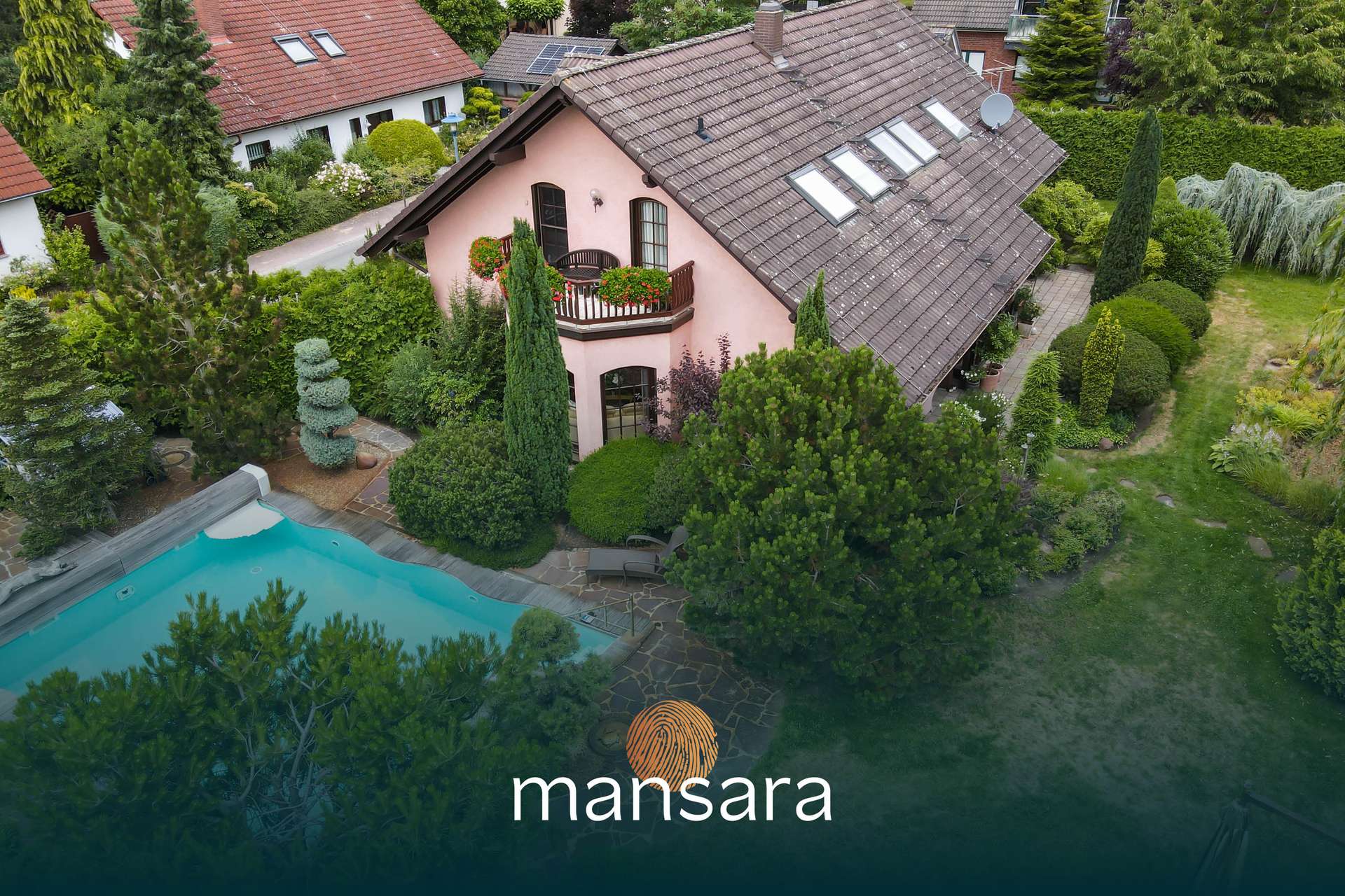 Ein pinkes Haus mit Balkon, umgeben von gepflegten Gärten und einem Pool, in einer ruhigen Wohngegend.